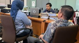 Pelapor korban kasus pencemaran nama baik, Astri Febrian Syamir hadir kantor Reskrim Polres Jakarta Pusat pada Senin (25/11/2024) sesuai undangan polisi. (Dok. Kantor Hukum Kapitra Ampera)