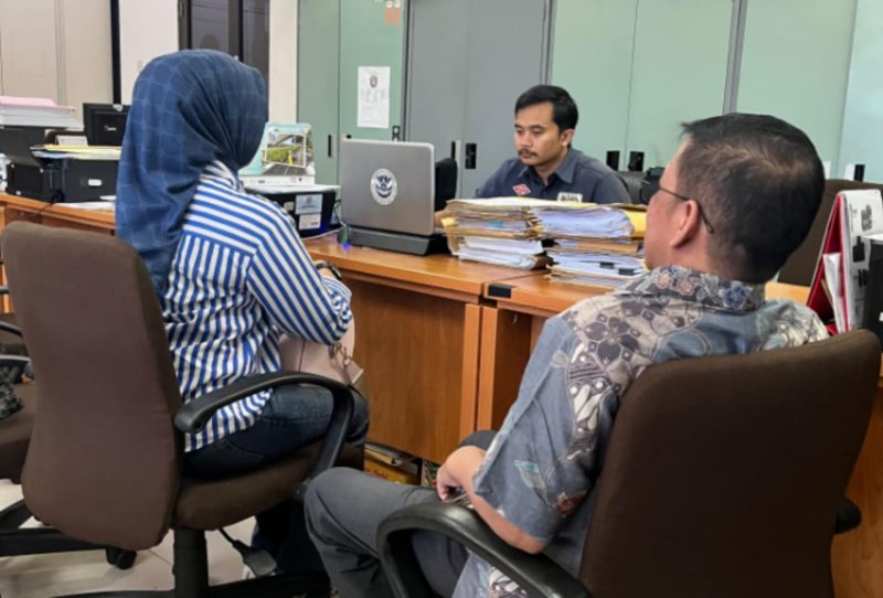 Pelapor korban kasus pencemaran nama baik, Astri Febrian Syamir hadir kantor Reskrim Polres Jakarta Pusat pada Senin (25/11/2024) sesuai undangan polisi. (Dok. Kantor Hukum Kapitra Ampera)