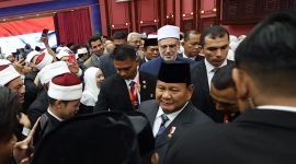 Presiden RI Prabowo Subianto diserbu ribuan mahasiswa dan mahasiswi Indonesia di Kairo. (Dok. Tim Media Prabowo)