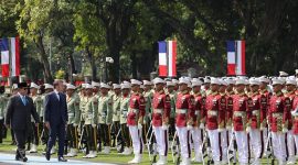 Presiden Prancis Emmanuel Macron disambut oleh Presiden Indonesia Prabowo Subianto dalam upacara kenegaraan di Istana Merdeka. (Dok. Tim Media Prabowo)