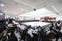 Presiden Prabowo Subianto menyampaikan pencapaian cadangan pangan nasional tertinggi dalam sejarah dalam Sidang Kabinet Paripurna. (Dok. Tim Media Prabowo)