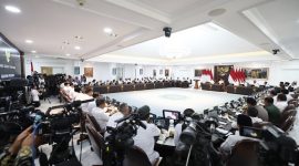 Presiden Prabowo Subianto menyampaikan pencapaian cadangan pangan nasional tertinggi dalam sejarah dalam Sidang Kabinet Paripurna. (Dok. Tim Media Prabowo)