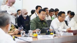 Kepala Bapanas Arief Prasetyo Adi menjelaskan program SPHP Jagung usai rapat dengan Menko Pangan. (Dok. Bapanas)